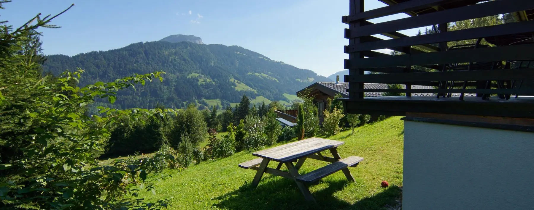 Blick vom Chalet Grand Wastl auf die Berge im Sommer