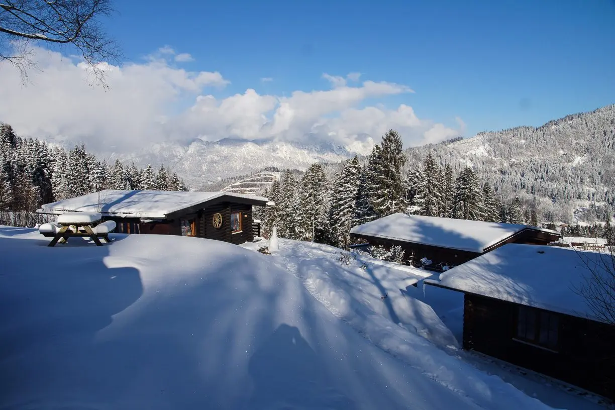 Verschneite Chalets am Waldrand in Pinnersdorf bei Itter